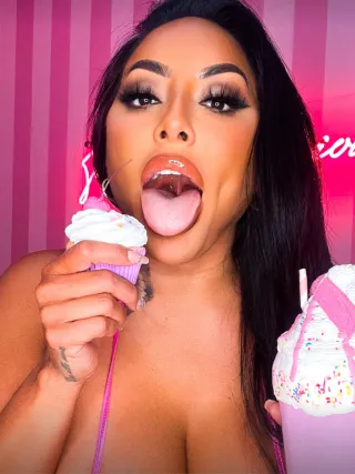 Onlyfans: theonlykiaramia